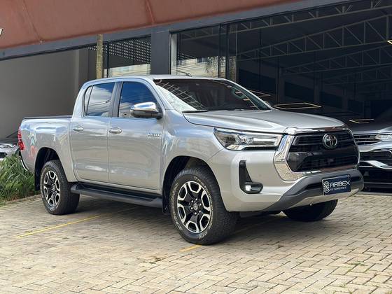 TOYOTA HILUX 2.8 D-4D TURBO DIESEL CD SRX 4X4 AUTOMÁTICO TOYOTA HILUX 2.8 D-4D TURBO DIESEL CD SRX 4X4 AUTOMÁTICO